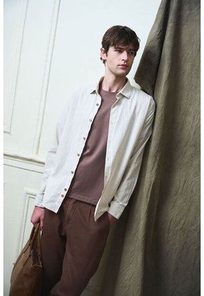 Camisa Manga Larga En Lino Para Hombre Silueta Semi Ajustada Camisa Manga Larga En Lino Para Hombre Silueta Semi Ajustada Arena M VÉLEZ