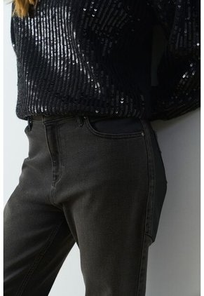 Jean Bota Recta Black En Denim Para Mujer Cortes Cuero Jean Bota Recta Black En Denim Para Mujer Cortes Cuero Gris 12 VÉLEZ