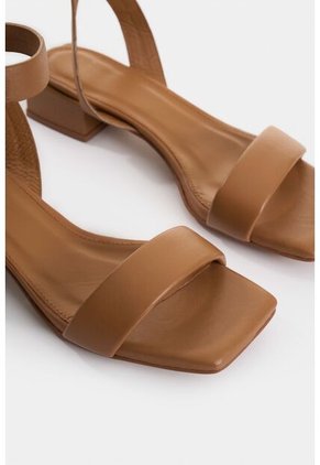 Sandalia Tacón Ursa De Cuero Para Mujer Amarre Talón Sandalia Tacón Ursa De Cuero Para Mujer Amarre Talón Miel 38 VÉLEZ