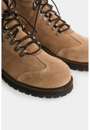 Botas Tipo Hiking En Cuero Gamuzado Para Hombre Cayena Botas Tipo Hiking En Cuero Gamuzado Para Hombre Cayena Tabaco 41 VÉLEZ