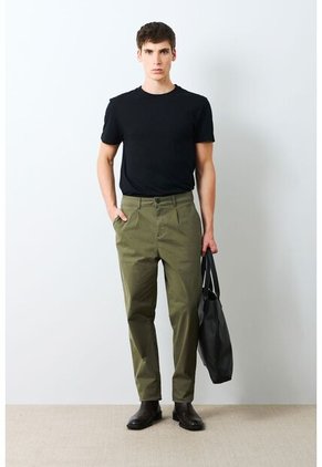 Pantalón Apis En Drill Para Hombre Silueta Baggy Pantalón Apis En Drill Para Hombre Silueta Baggy Verde Oliva 32 VÉLEZ