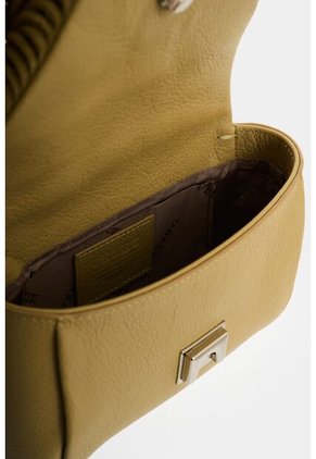 Bandolera Mini Lili De Cuero Con Flecos Y Taches Para Mujer Bandolera Mini Lili De Cuero Con Flecos Y Taches Para Mujer Verde Oliva VÉLEZ