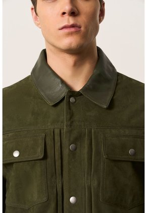 Chaqueta Aron En Gamuza Para Hombre Detalle Cuero Chaqueta Aron En Gamuza Para Hombre Detalle Cuero Verde Oliva XL VÉLEZ