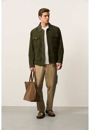 Chaqueta Aron En Gamuza Para Hombre Detalle Cuero Chaqueta Aron En Gamuza Para Hombre Detalle Cuero Verde Oliva XL VÉLEZ