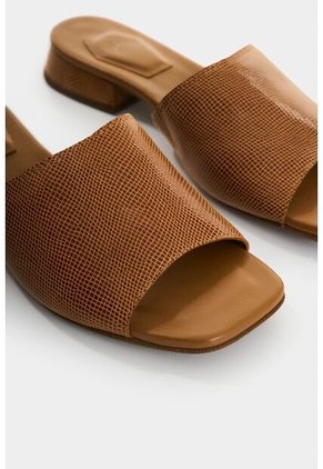 Sandalia Plana De Cuero Gamuzado Y Folia Para Mujer Coralia Sandalia Plana De Cuero Gamuzado Y Folia Para Mujer Coralia Miel 37 VÉLEZ