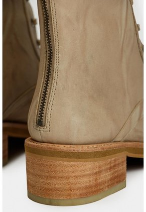 Botines Lirio De Cuero Para Mujer Tipo Militar Beige Botines Lirio De Cuero Para Mujer Tipo Militar Beige 35 VÉLEZ