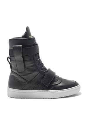 Tenis Negro VFYN Porto 3