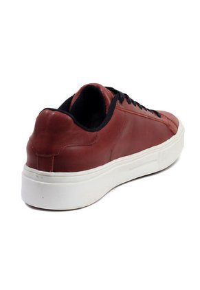 Tenis Cuero Rojo VillabonR VT-3017