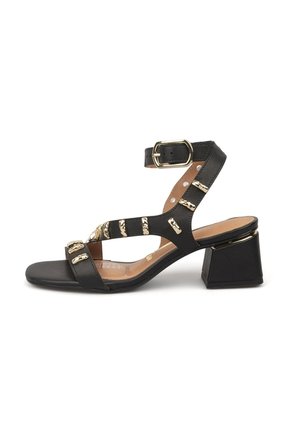 Sandalia Tacon Bajo Cuadrado Pelica Negro Vizzano