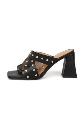Sandalia Tacon Medio Negro Napa Vizzano