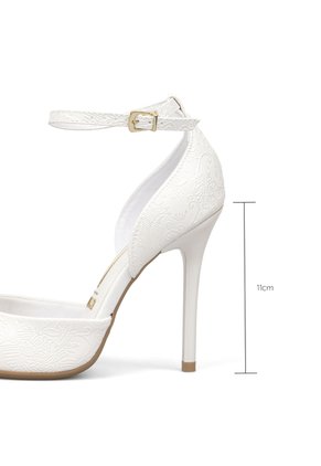 Stiletto Blanco Tacon Alto Mate Con Grabado Floral Vizzano