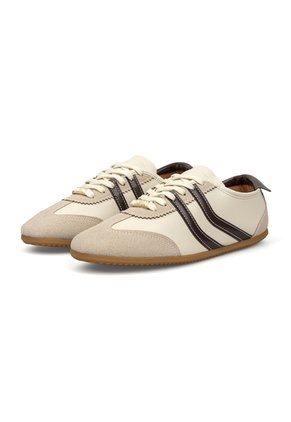 Tenis Blanco Con Detalles Cacao Efecto Gamuza Vizzano