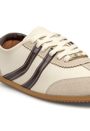 Tenis Blanco Con Detalles Cacao Efecto Gamuza Vizzano