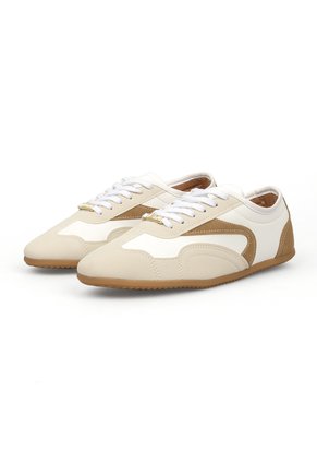 Tenis Blanco Con Detalles Canela Efecto Gamuza Vizzano