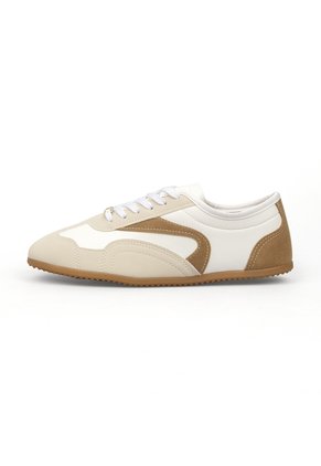 Tenis Blanco Con Detalles Canela Efecto Gamuza Vizzano