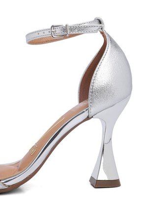 Sandalia Tacón Plateado Vizzano