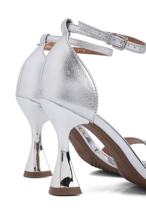 Sandalia Tacón Plateado Vizzano