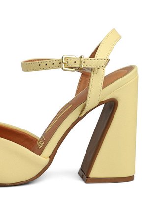 Sandalia Tacón Amarillo Vizzano