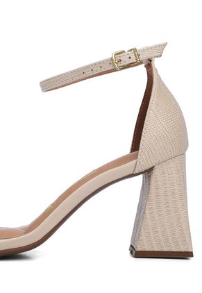 Sandalia Tacón Beige Vizzano