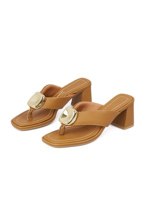 SANDALIA TACON MEDIO NAPA CAMEL VIZZANO
