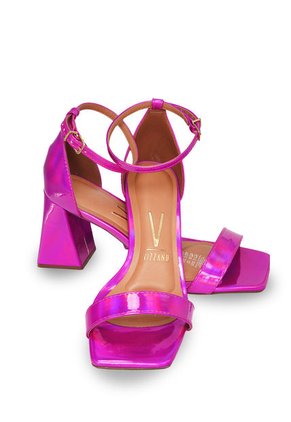 Sandalia Tacòn Medio Metalizado Fucsia Vizzano