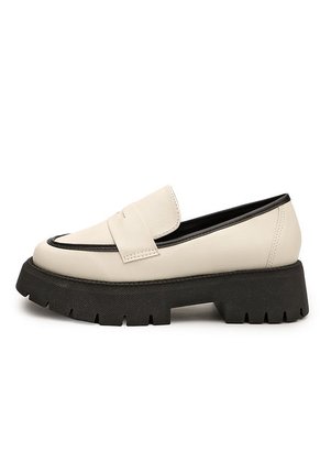 Mocasín Chunky Marfil-Negro Vizzano