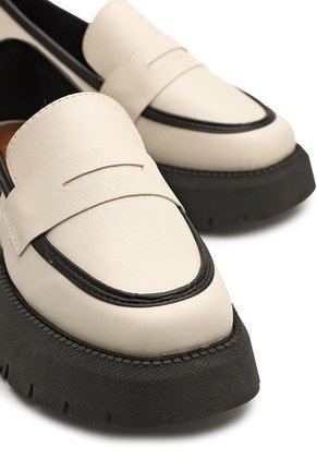 Mocasín Chunky Marfil-Negro Vizzano
