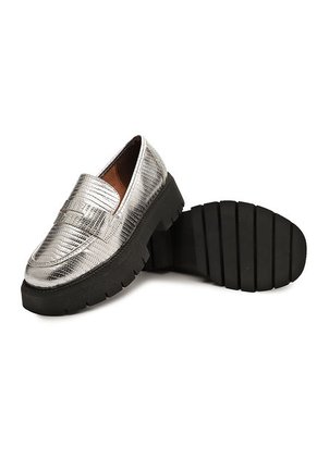 Mocasín Chunky Plateado-Negro Vizzano