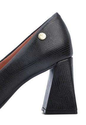 Tacón Medio Negro Vizzano