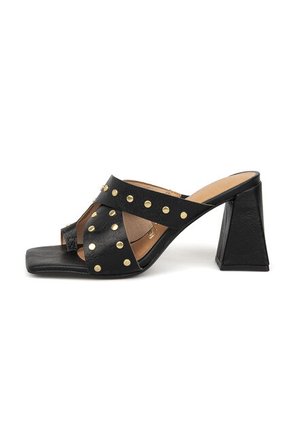 Sandalia Tacon Medio Negro Napa Vizzano
