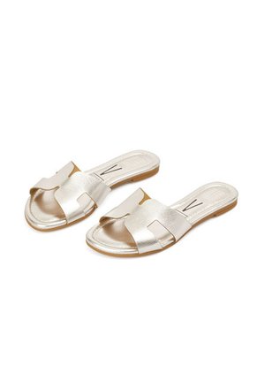 SANDALIA PLANA PLATA VIZZANO