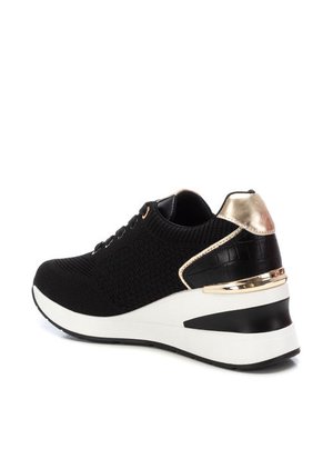 TENIS NEGRO XTI MAVRA