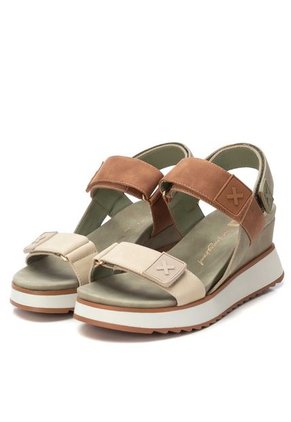 SANDALIA KAKI XTI BAITIARE