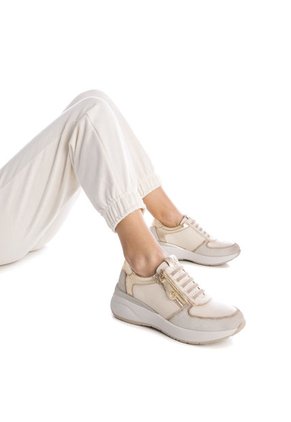TENIS BEIGE XTI MILCA