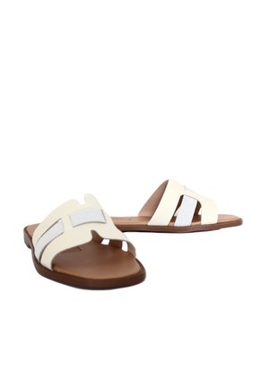 Sandalia Plana Para Mujer 25C30-Z19 ROJO XFOLIA CUERO ZAVATTY