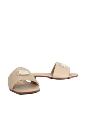 Sandalia Plana Para Mujer V746-Z84 TAUPE ZAVATTY