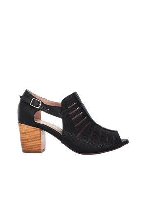 Sandalia Para Mujer H-WANDA NEGRO CUERO ZAVATTY