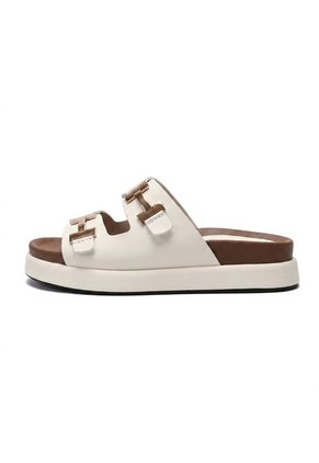 Sandalia Plana Para Mujer 01-Z43 ZAVATTY