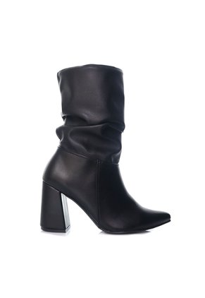 Bota Para Mujer 1577-Z279 NEGRO ZAVATTY
