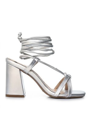 Sandalia Para Mujer J21-Z471 PLATA ZAVATTY
